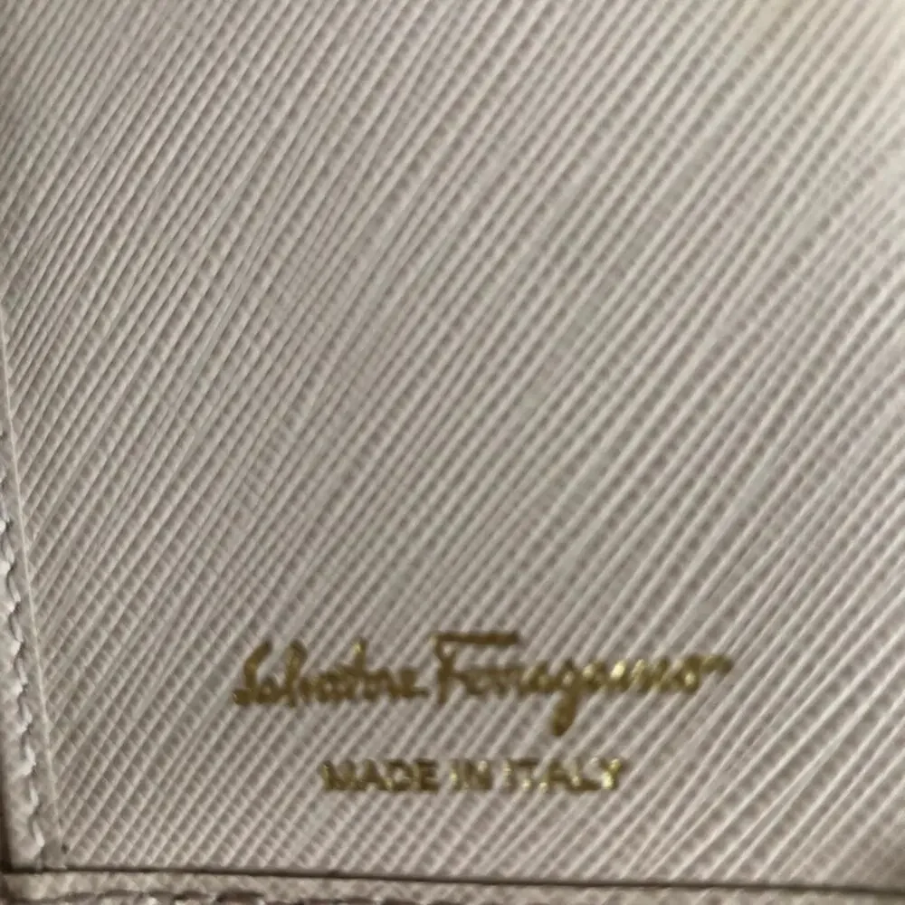 Salvatore Ferragamo zip timeless logo